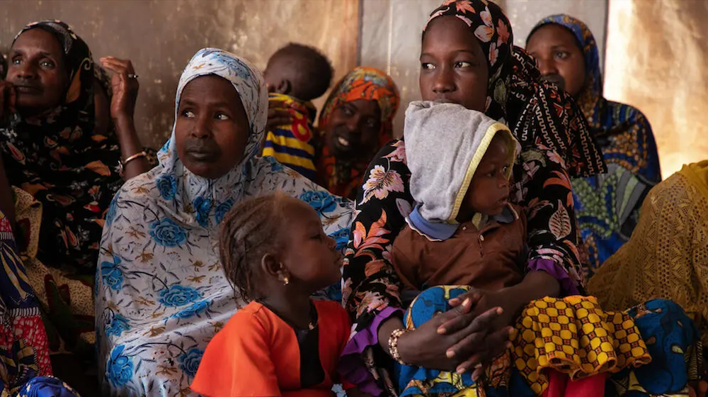 Displaced women in Mali listen to midwife Aissata Traore, who is raising awareness on preventing mother-to-child transmission.