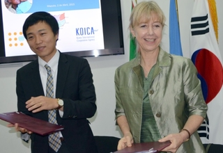 Heeseok Ko from KOICA and Bettina Maas, UNFPA Representative in Mozambique, sign the agreement. Photo: UNFPA Mozambique