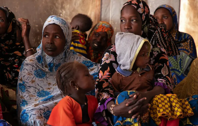 Displaced women in Mali listen to midwife Aissata Traore, who is raising awareness on preventing mother-to-child transmission.
