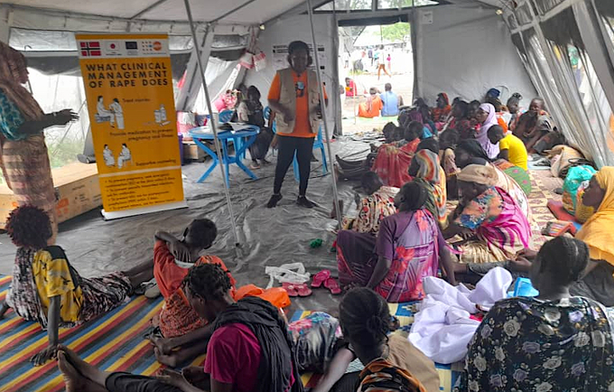 Every day at the Bulukat transit centre, UNFPA holds sessions on the threat of gender-based violence. 