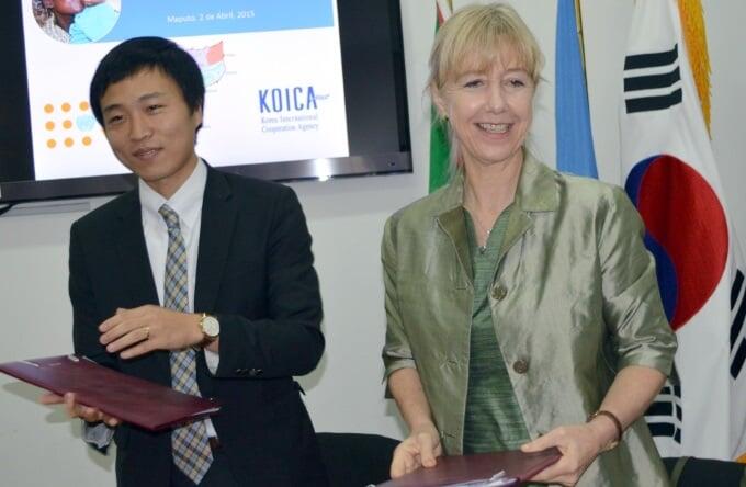 Heeseok Ko from KOICA and Bettina Maas, UNFPA Representative in Mozambique, sign the agreement. Photo: UNFPA Mozambique