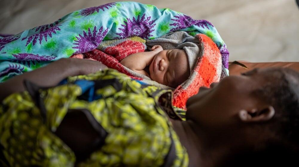 Mme Ombeni, giving birth in the mobile clinic in the internally displaced persons camp of Bulengo, North Kivu DRC. ©UNFPA/Junior