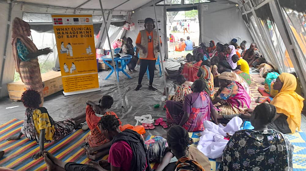 Every day at the Bulukat transit centre, UNFPA holds sessions on the threat of gender-based violence. 