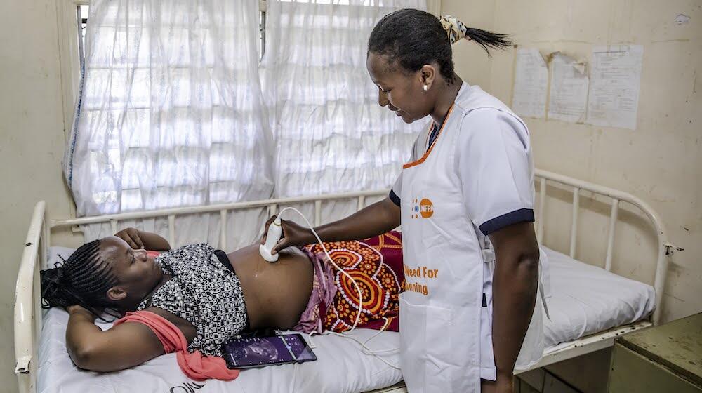 A midwife with a pregnant woman. 